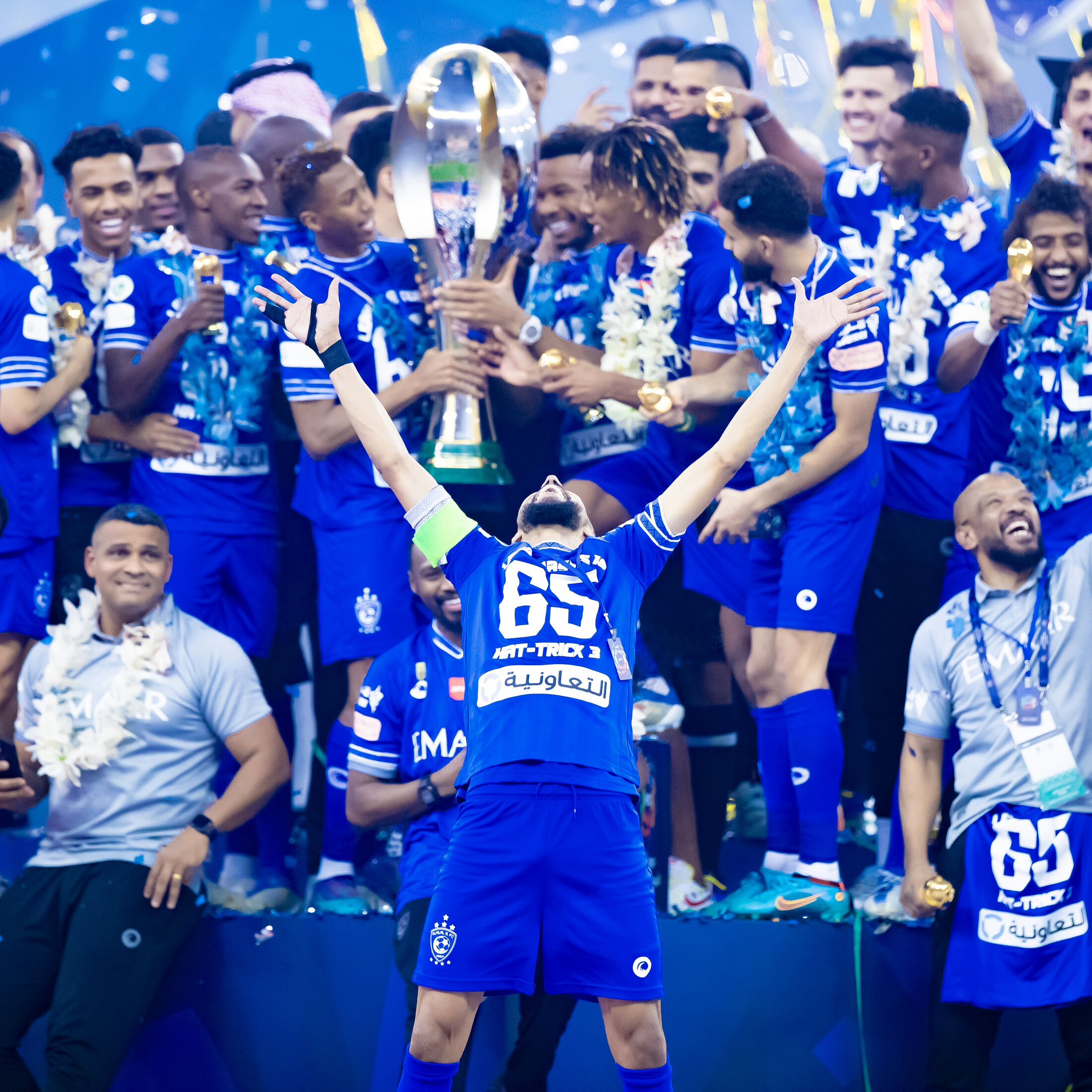 لاعب نادي الهلال يحتفل بالبطولة وسط زملائه بعد لقطة رياضية حاسمة
