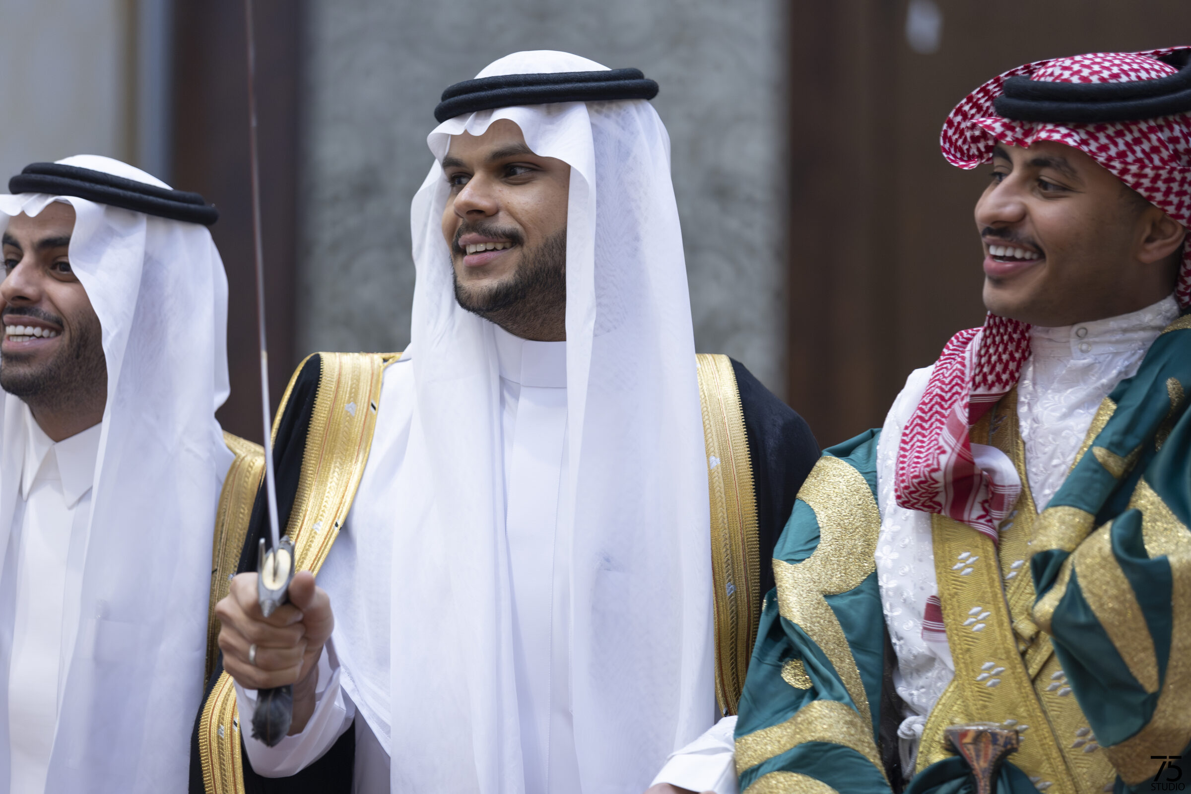 لحظة احتفالية حميمية بالزي التراثي السعودي وسيف في مناسبة خاصة