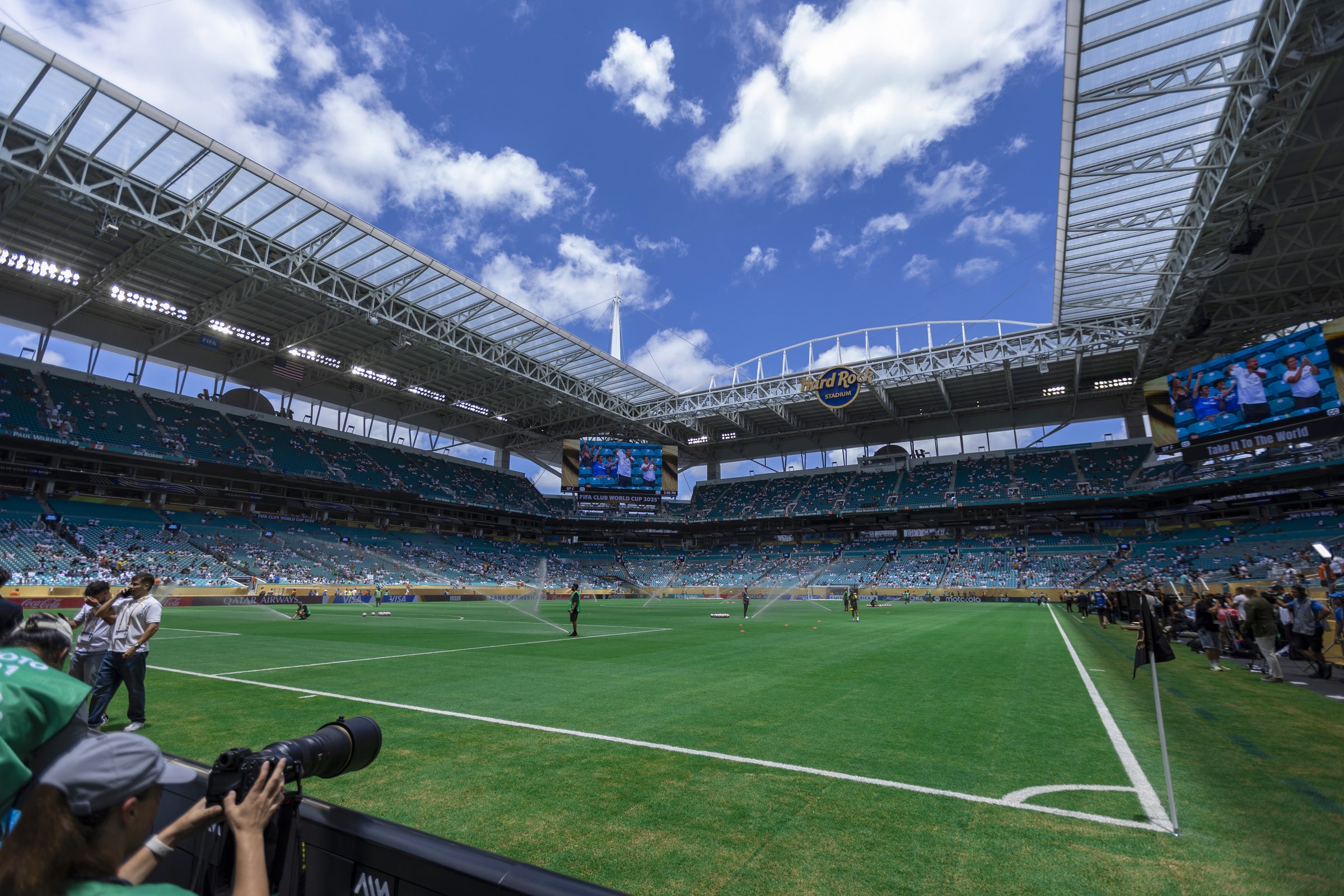 ملعب Hard Rock Stadium خلال كأس العالم للأندية FIFA 2025، بحضور جماهيري وأجواء احترافية